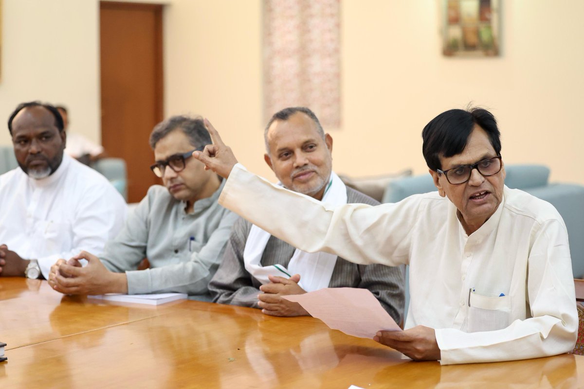 RazaulHaqAnsari's tweet image. पुर्व सांसद एवं ऑल इंडिया पसमांदा मुस्लिम महाज़ के संस्थापक जनाब अली अनवर अंसारी जी ने माननीय नेता प्रतिपक्ष श्री राहुल गाँधी जी से मिलकर पसमांदा समुदाय के मुद्दों से अवगत कराया।
#Pasmanda 
@RahulGandhi @INCIndia