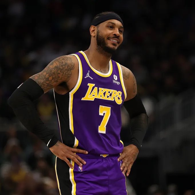 Carmelo Anthony is officially a hall of famer 🔥