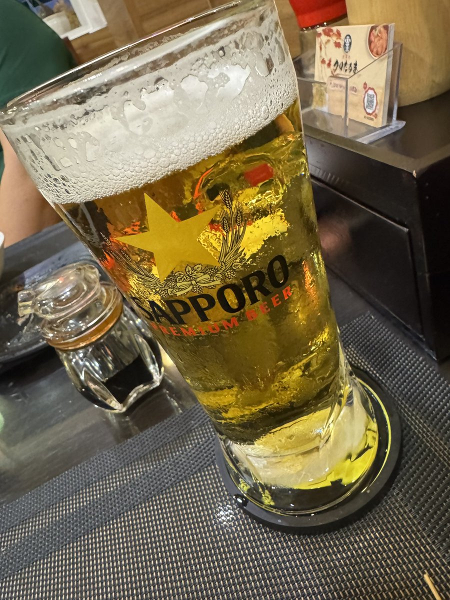f35063's tweet photo. ダナンは曇り空
2週間前と同じ天候
半袖だとちと肌寒い感じ
でもビールは美味い
#bringmeabeer https://t.co/suZKNwaoz5