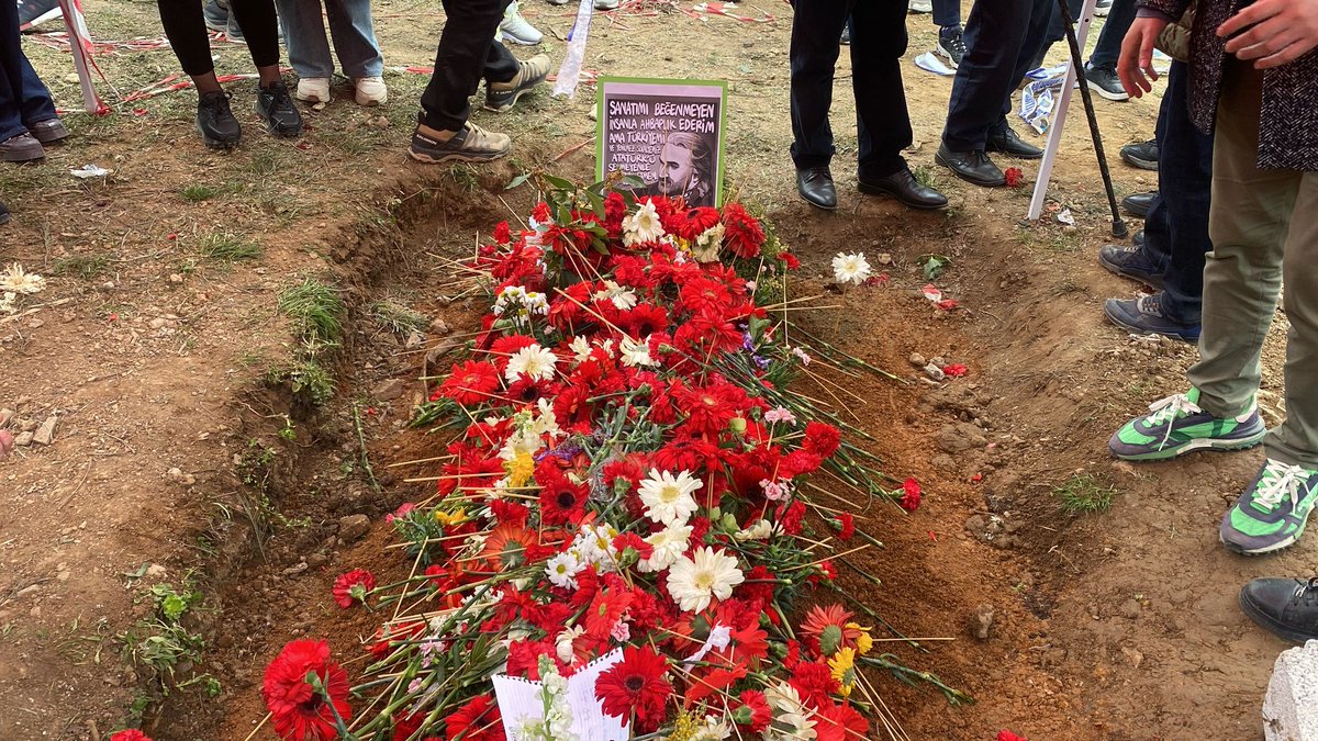 Trabzon'un Maçka ilçesinde, babasının kabri yanındaki ceviz ağacının altına defnedilen Volkan Konak'ın mezarının başına o sözleri konuldu:

"Sanatımı beğenmeyen insanla ahbaplık ederim; ama vatanımı, yenilmez şövalyemiz Atatürk’ü sevmeyenle ahbaplık etmem."