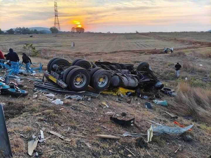 AztecaNoticias's tweet photo. Un tráiler que transportaba motocicletas volcó tras chocar con otra unidad en Arco Norte, a la altura de #Jilotepec, #Domex. Los ladrones aprovecharon el accidente para saquear la carga y dejaron la caja del tráiler completamente vacía. Vía: @dimeAleh https://t.co/MgM2bz6cV2