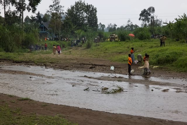 Water is life!

But contaminated water kills.

Here in Shasha, eastern DR Congo, people are glad to return to their ancestral lands. 
But they have had to drink from, and wash in, a contaminated river.

NRC teams are helping to chlorinate the water they draw from the river to
