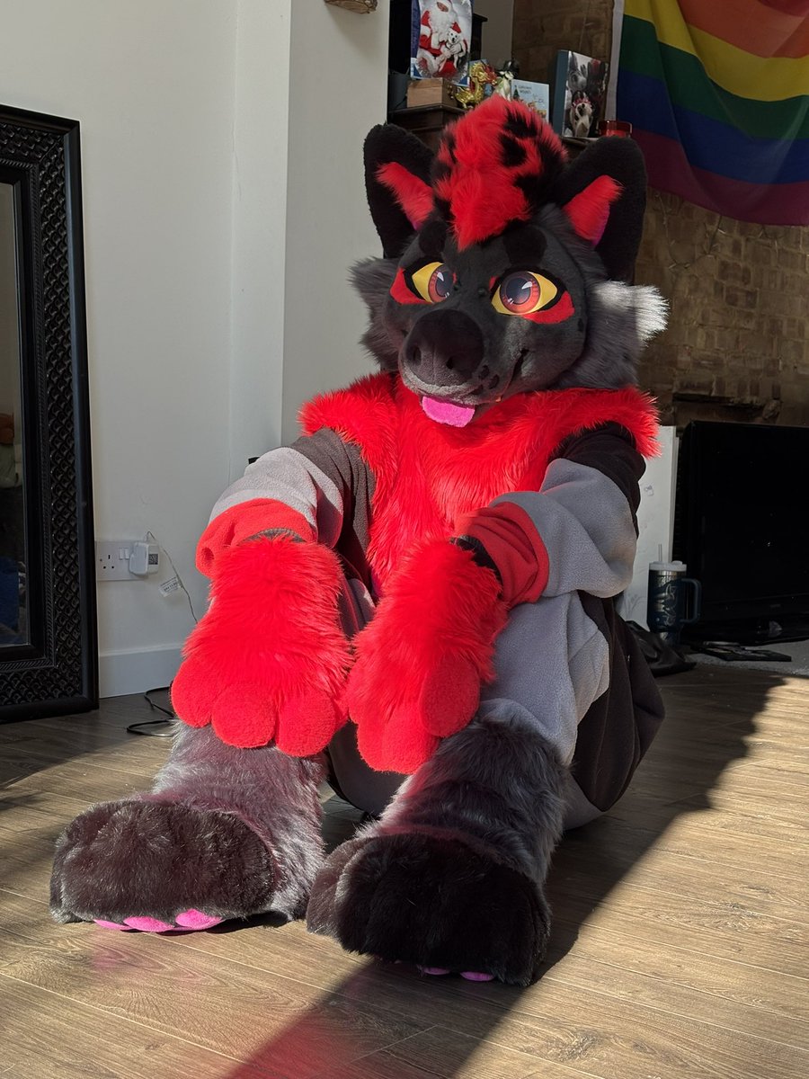 *stomps on you*

Here’s some pics showing off some indoor feet paws I made! They are so comfy I love them 💖

These are made off <a href="/pseudocanid/">Pseudo 🧪</a> pattern, highly recommend 💖