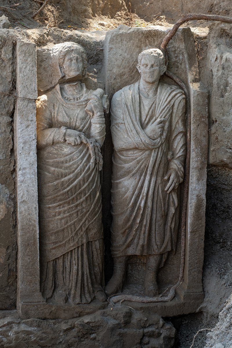 📢💣 ¡Descubren un relieve funerario a tamaño real en Pompeya!
El hallazgo se ha producido en la necrópolis de Porta Sarno y forma parte de una tumba monumental con hornacinas, donde se esculpió de manera realista una pareja. Está datado en época republicana (s. II - I a.C.) 🧵👇