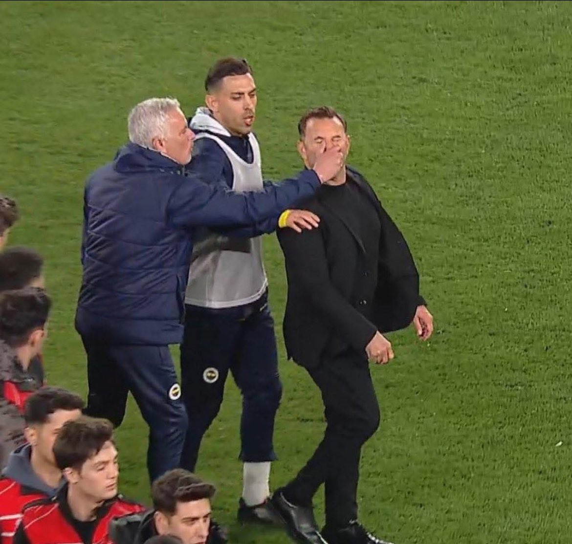 Ant_James91's tweet photo. #Tarkowski on thin ice there tonight but Jose absolutely doing the Torvill &amp; Dean. https://t.co/Yq5Uvp7Acg