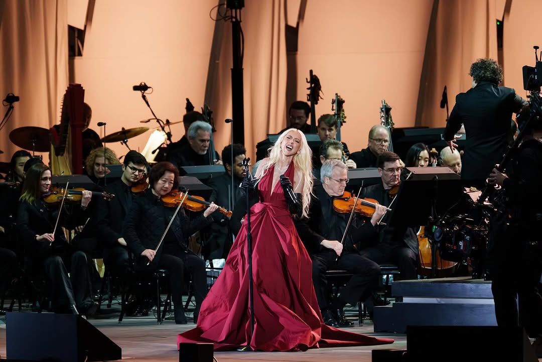 .@Xtina for “We ❤️ LA.”