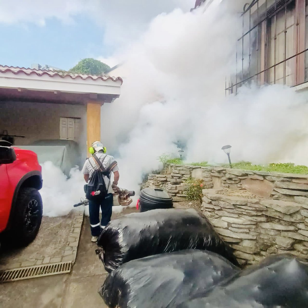 🦟🚫 En Cumbres de Cuscatlán realizamos una jornada fumigación casa por casa para combatir al zancudo transmisor de enfermedades. 

✅Ave. Zapotitán y Ave. Panchimalco

¡Cuidando la salud de todos! 🙌