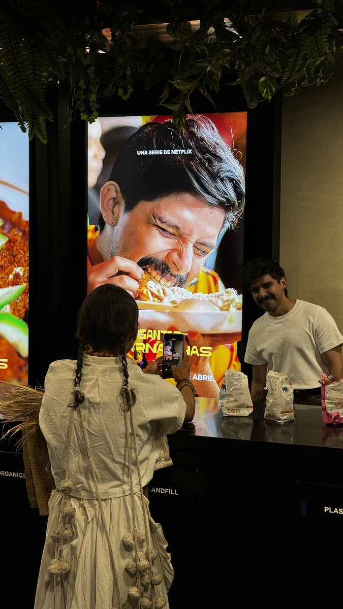 Aquí probando las garnachas de #santasgarnachas que se acaba de estrenar en <a href="/NetflixLAT/">Netflix Latinoamérica</a> con el buen Peluche Torres