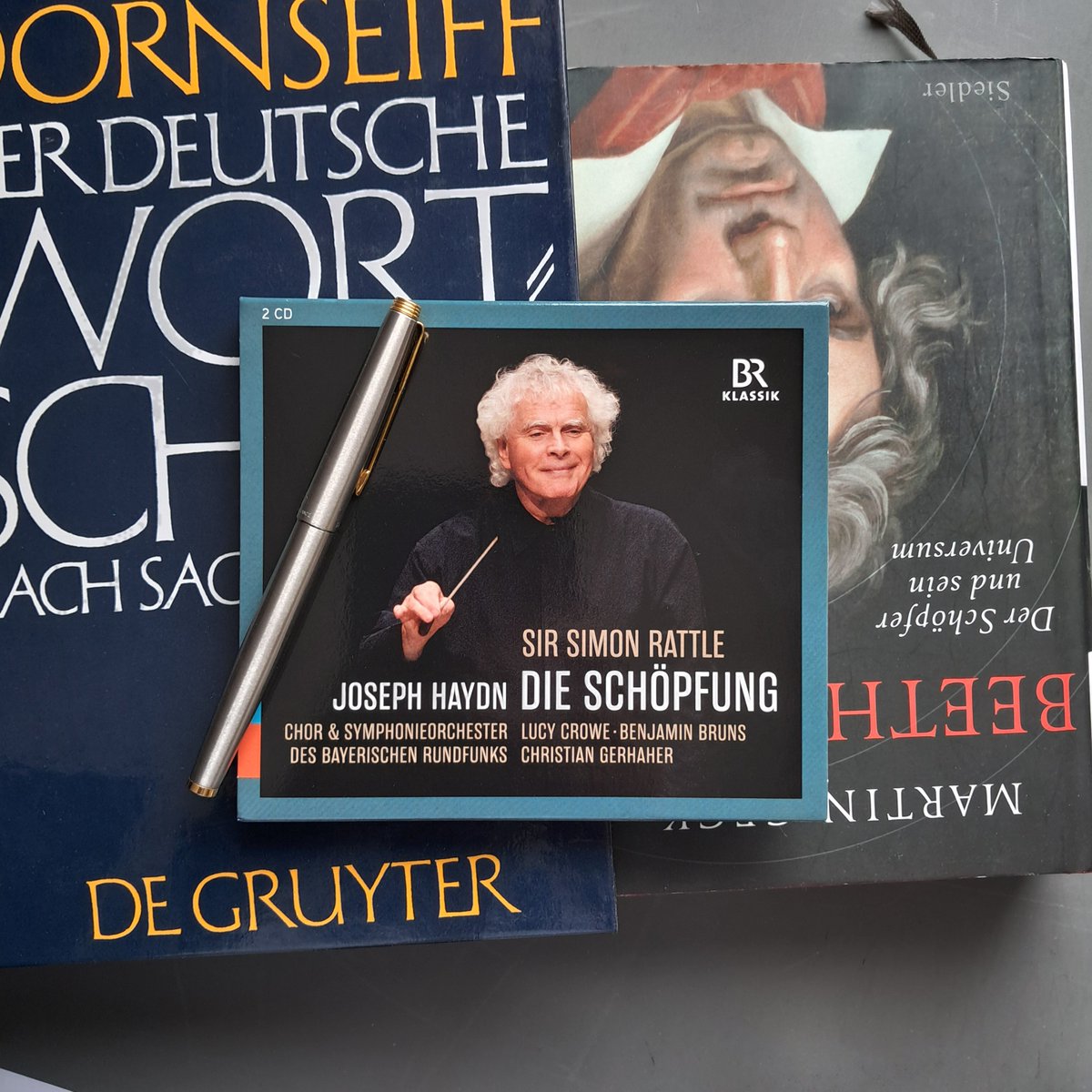 ClassicalCritic's tweet photo. #morninglistening to SimonRattle's new recording of the JosephHaydn Creation (in German this time) w/the BRSO, ChristianGerhaher ♡, LucyCrowe &amp; BenjaminBruns on BRKlassik.

#HaydnCuresAllProblems

Auf grünen Matten weidet schon das Rind...

Amzn: https://t.co/zgPGUTDhFE https://t.co/6jSSkpy23h