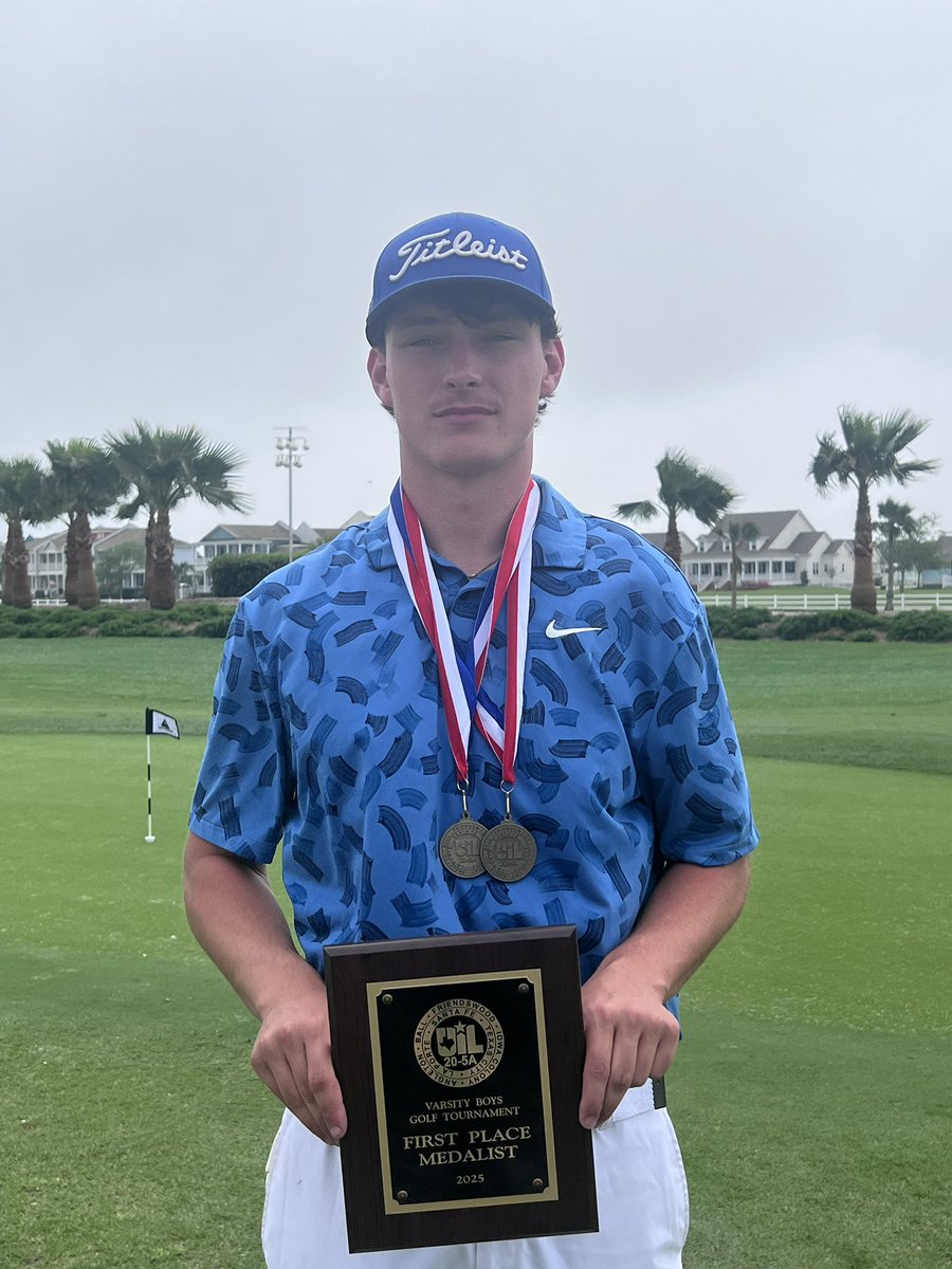 FwoodGolf's tweet image. Friendswood Boys Golf makes a strong come back and claims the district championship for the 5th straight year! Down 7 strokes and sitting in 3rd after Day 1, the boys battled back and finished 1 stroke in the lead to secure the win!
@FWoodG @FwoodAthletics @fhsmustangs