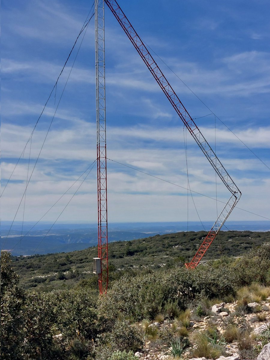 Restos de la torre de medidas meteorológicas abandonado en el Tejo de Requena por el promotor de los parques eólicos de la zona, en el Negrete de Utiel hay otra en una situación similar.
<a href="/ubiracional/">Coordinadora Ubicació Racional</a> <a href="/AytoDeUtiel/">Ayuntamiento de Utiel</a> <a href="/AYTOREQUENA/">Ayto. de Requena</a>