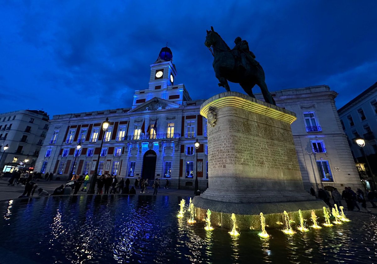 Iluminamos la Real Casa de Correos por el Día Mundial del Autismo. 

Con ellos, sus familias y amigos.