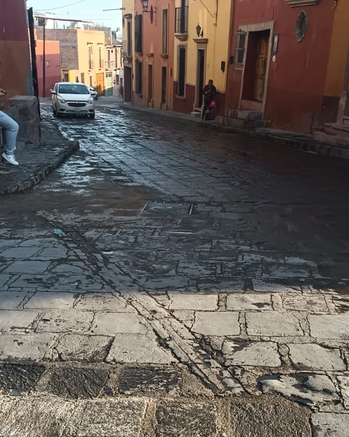 NewsSanmiguel's tweet image. #DESPERDICIO🔴VIA INBOX: &quot;Así amanecieron las calles del Centro de San Miguel de Allende, quién sabe cuántos miles de #litros de agua se desperdiciaron en una fuga que parece buscaron en un montón de lados porque hay hoyos por varios lados.
🔴 &quot;Este es el tercer día que 🧵👁‍🗨