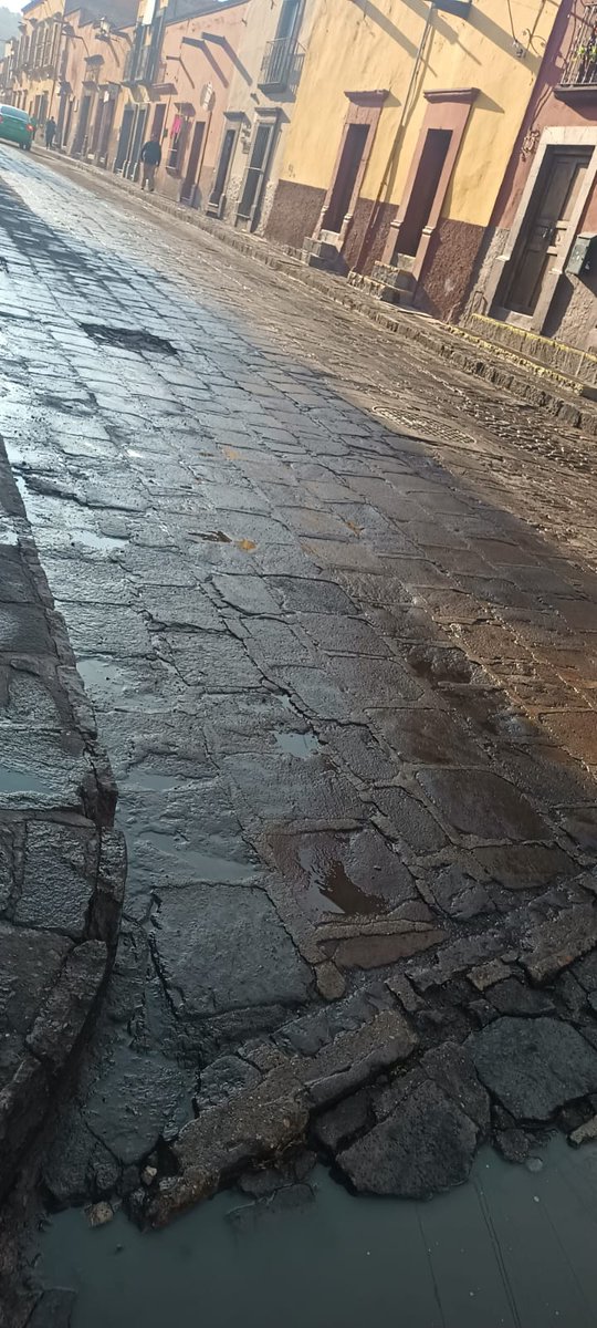 NewsSanmiguel's tweet image. #DESPERDICIO🔴VIA INBOX: &quot;Así amanecieron las calles del Centro de San Miguel de Allende, quién sabe cuántos miles de #litros de agua se desperdiciaron en una fuga que parece buscaron en un montón de lados porque hay hoyos por varios lados.
🔴 &quot;Este es el tercer día que 🧵👁‍🗨