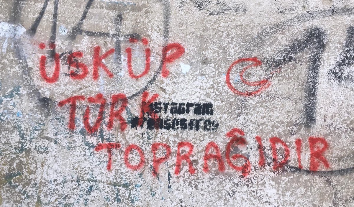 Şehrin her köşesinde, her duvarda ve her tezahüratta Üsküp 1911 FK’nin ruhu var!  🇹🇷