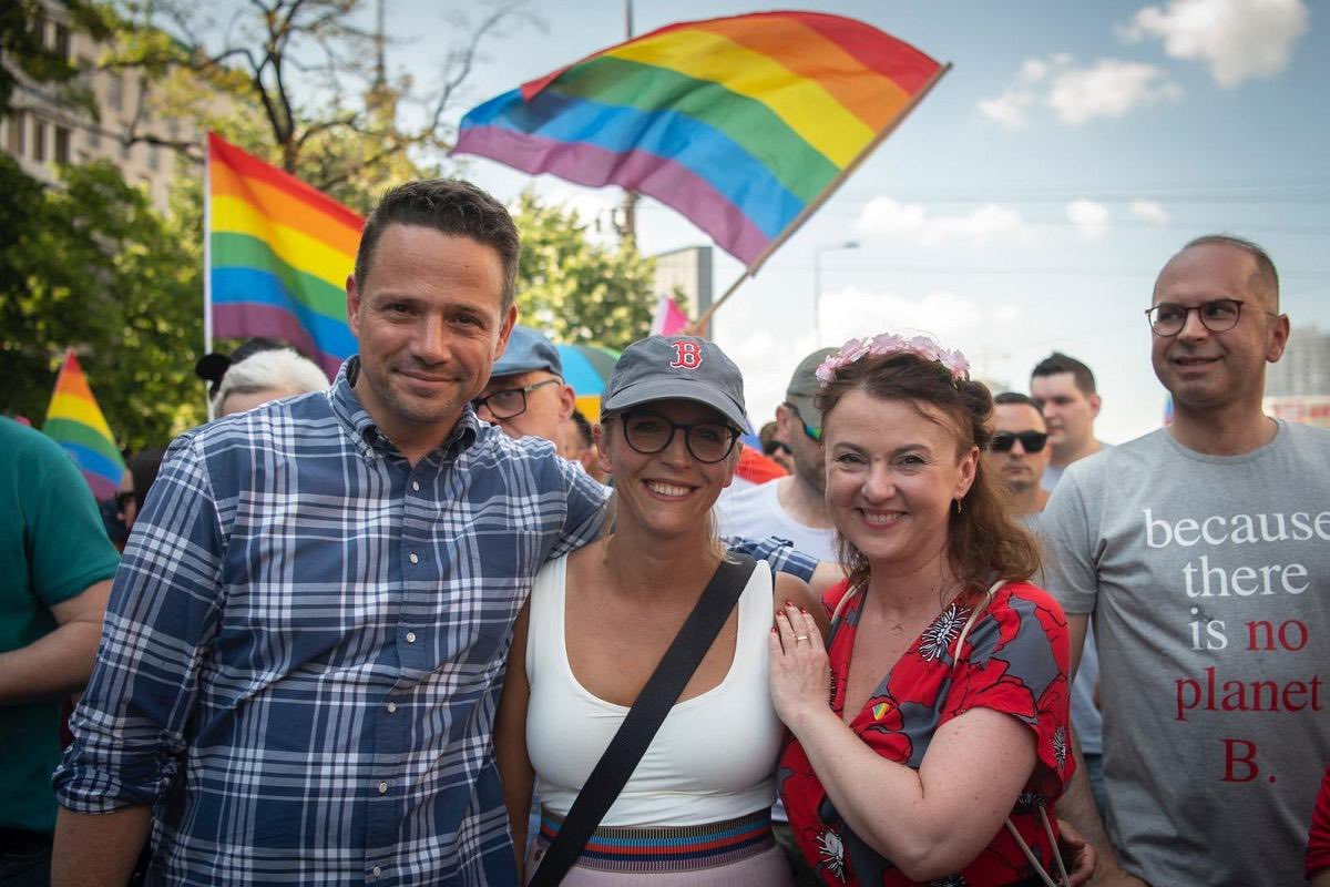 sjkaleta's tweet photo. Wyborcza grozi pozwami za publikowanie zdjęć z Trzaskowskim na Paradzie Równości 😅😅 https://t.co/9yvVrzuHXo