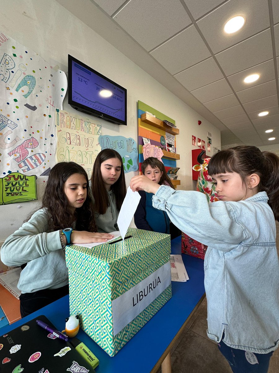 ANDRAMARIIKASTO's tweet image. Gaur, irakurzaletasuna sustatzen duen Juul bozka eguna ospatu dugu Andra Mari Ikastolan! Urtero bezala, ilusio handiarekin parte hartu dugu. Zorte on idazle eta ilustratzaile guztiei 📚📕📙📓📖