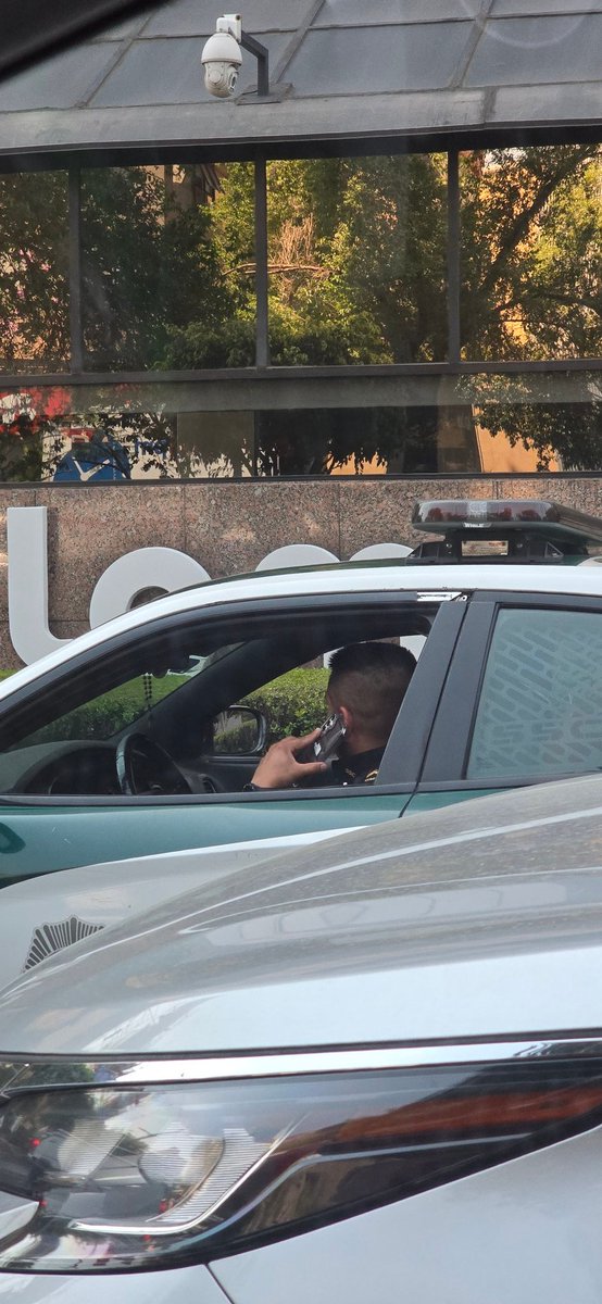 Ahorita andamos respetando el reglamento de tránsito, operativo de portaplacas.

Manipular equipos electrónicos mientras se conduce NOT.