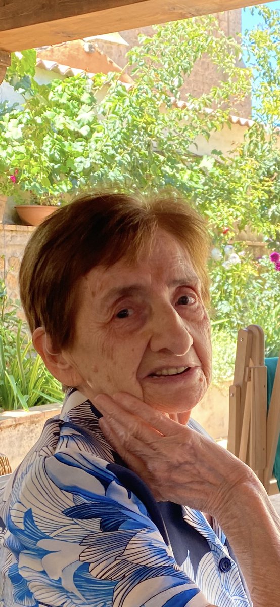 Fileas (1929-2025)
Hoy, ha fallecido en Madrid Fileas Garrido, hija de Momblona.
95 años de vida dedicada en cuerpo y alma a los demás. 
Conoció la dureza del campo soriano. Sabañones en invierno y mucho sudor en verano, subida al trillo. Nunca lo olvidó.
Por dónde pasó, limpió.