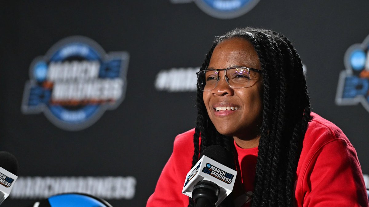 Yolett McPhee-McCuin and the Ole Miss Rebels have officially signed Wichita State guard, Jayla Murray.

Murray, a double-digit scorer during her time with the Shockers, committed to the Rebels on Monday.

More on the newest signee: si.com/college/olemis…