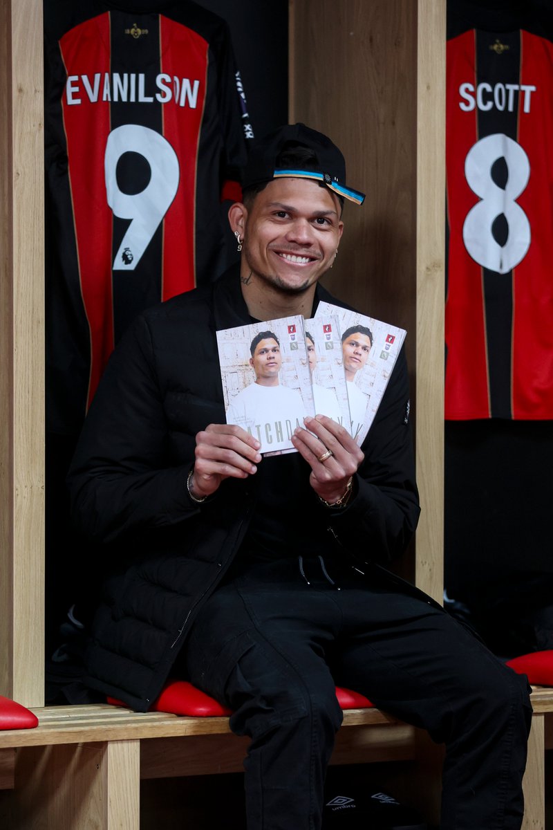 afcb_superstore's tweet image. Evanilson is LOVING his pre-match reading 😍