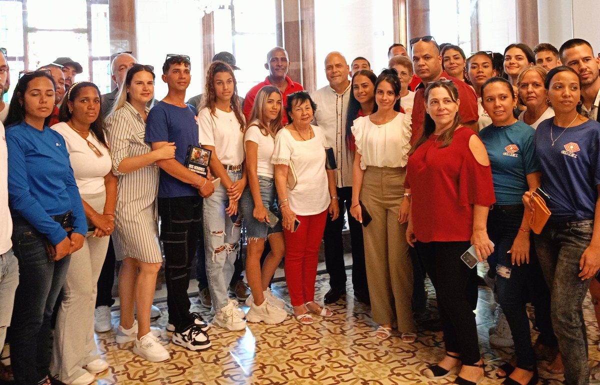 GHNordelo5's tweet photo. En saludo al #4deAbril compartimos en @centrofidel con un grupo de jóvenes matanceros que se preparan en el Curso de Formación de Gerentes, de CIMEX. #Cuba #CDRCuba #SiempreJoven https://t.co/AHrhnyAnYJ