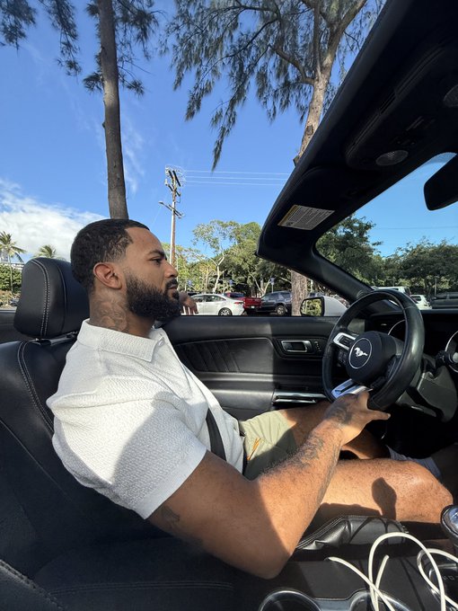 Watch Bernard Sanchez 🇵🇷's leaked NSFW photo on TwXstars