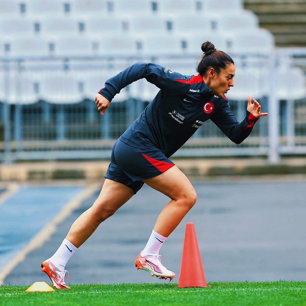 Öyle sakin durduğumuza bakma,
Habersizce kopan fırtınalara benzeriz 
🇹🇷🇹🇷🇹🇷  #millitakım