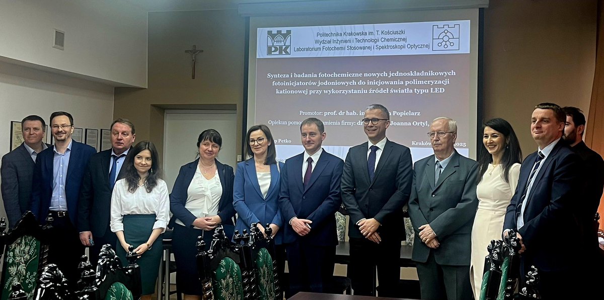 SiliconCage's tweet image. Prof. Łukasz John visited Cracow Tech to present our group’s achievements, discuss collaborations and take part in @FilipPetko2’s doctoral defense from #OrtylPhotoLab. Congratulations to Filip, Prof. #RomanPopielarz, and Prof. @JoannaOrtyl! @PhotoHiTech @WCh_UWr @uniwroc