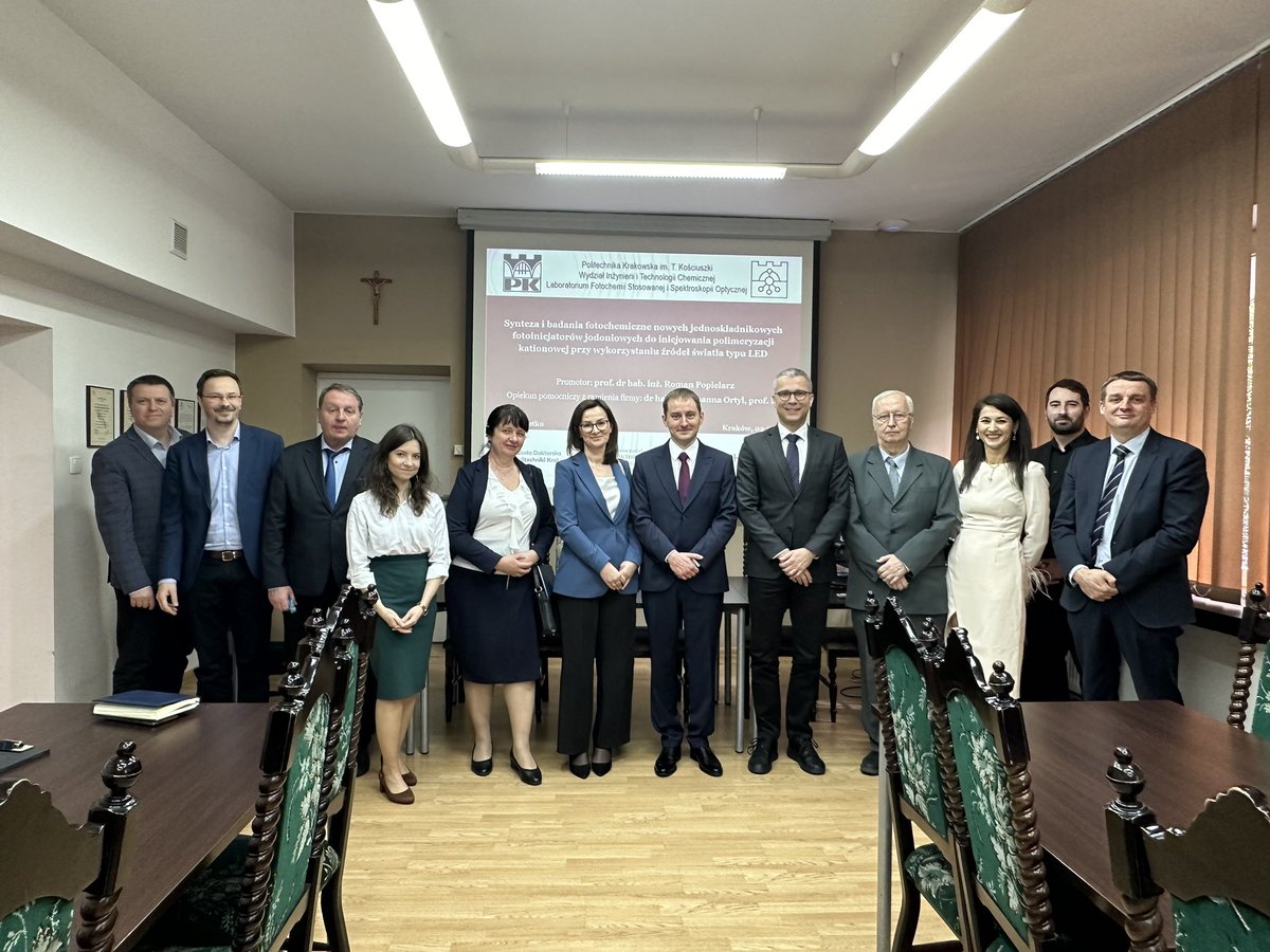 SiliconCage's tweet image. Prof. Łukasz John visited Cracow Tech to present our group’s achievements, discuss collaborations and take part in @FilipPetko2’s doctoral defense from #OrtylPhotoLab. Congratulations to Filip, Prof. #RomanPopielarz, and Prof. @JoannaOrtyl! @PhotoHiTech @WCh_UWr @uniwroc