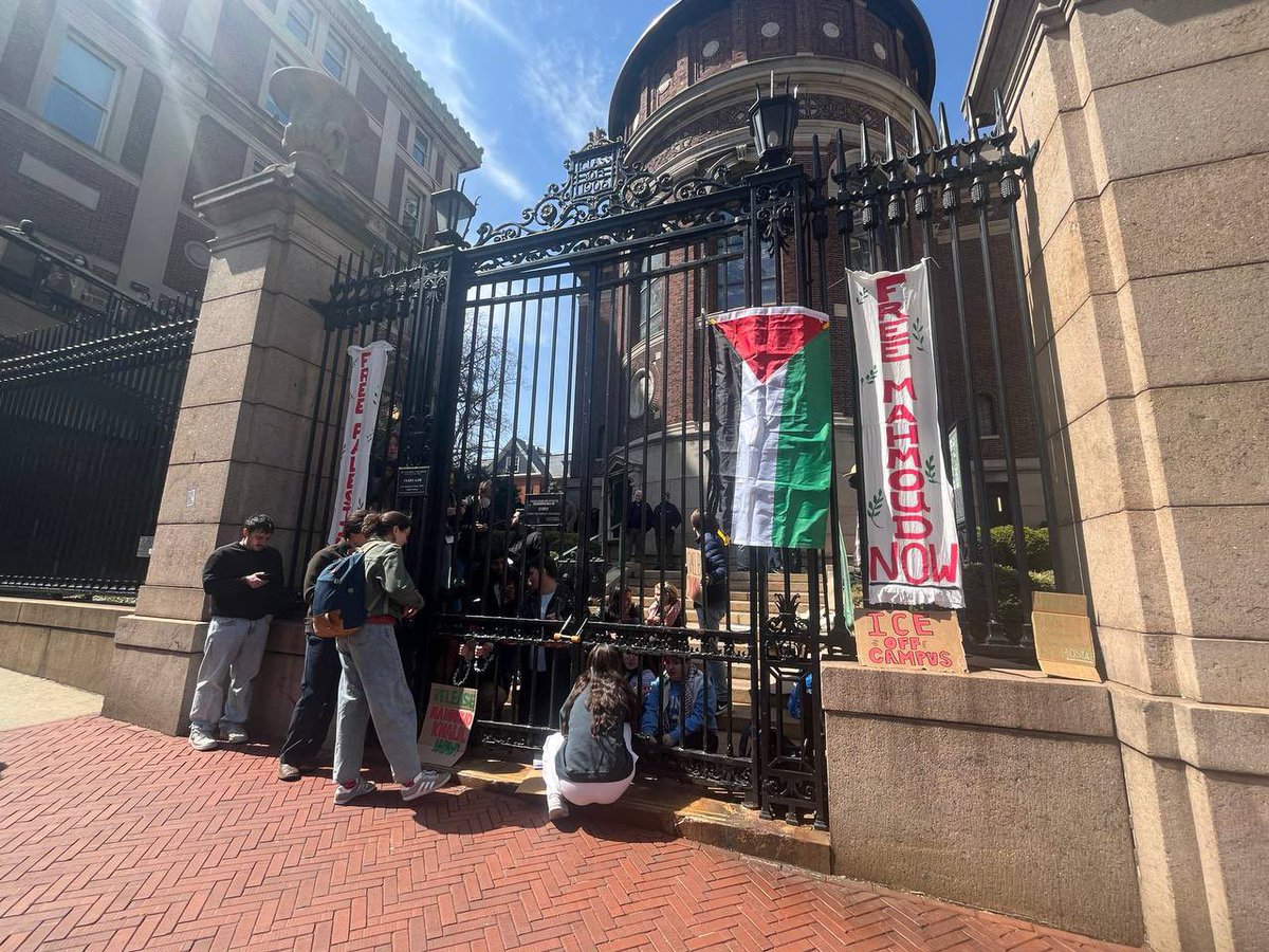 📍 NEW YORK, NY

🚨 BREAKING:  Columbia University students chain themselves to Columbia’s gates, demanding the name of the trustees who gave Mahmoud Khalil’s name to ICE. We will not leave until our demand is met. Free Mahmoud Khalil. Free Palestine