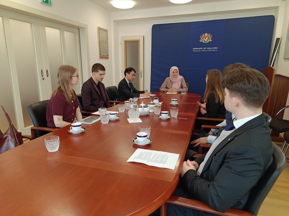 MYEmbPrague's tweet photo. On March 27, 2025, H.E. Suzilah Mohd Sidek hosted Ms. Monika Jerabkova, Project Associate for the Prague Student Summit, and a delegation of students from across the Czech Republic. The students sought insights into specific aspects of Malaysian foreign policy as preparation for https://t.co/SzIH6TzRbx