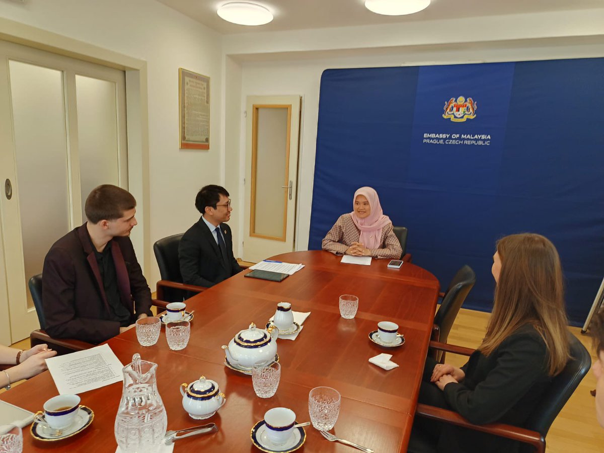 MYEmbPrague's tweet photo. On March 27, 2025, H.E. Suzilah Mohd Sidek hosted Ms. Monika Jerabkova, Project Associate for the Prague Student Summit, and a delegation of students from across the Czech Republic. The students sought insights into specific aspects of Malaysian foreign policy as preparation for https://t.co/SzIH6TzRbx
