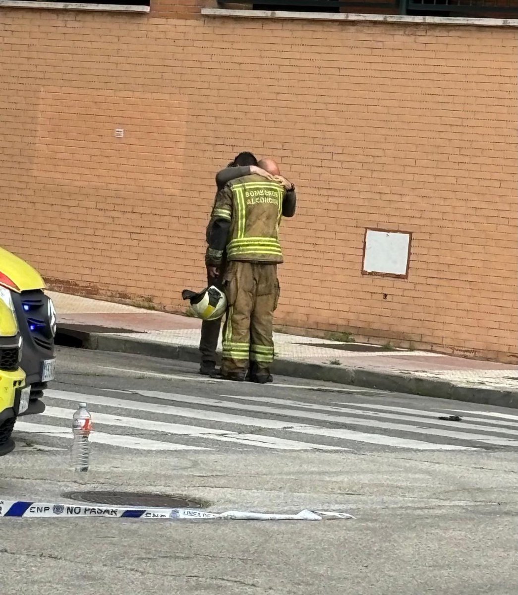 Una imagen vale más que mil palabras.

Que la tierra os sea leve compañeros.😔🙏🏼

#Alcorcón 
#DEP