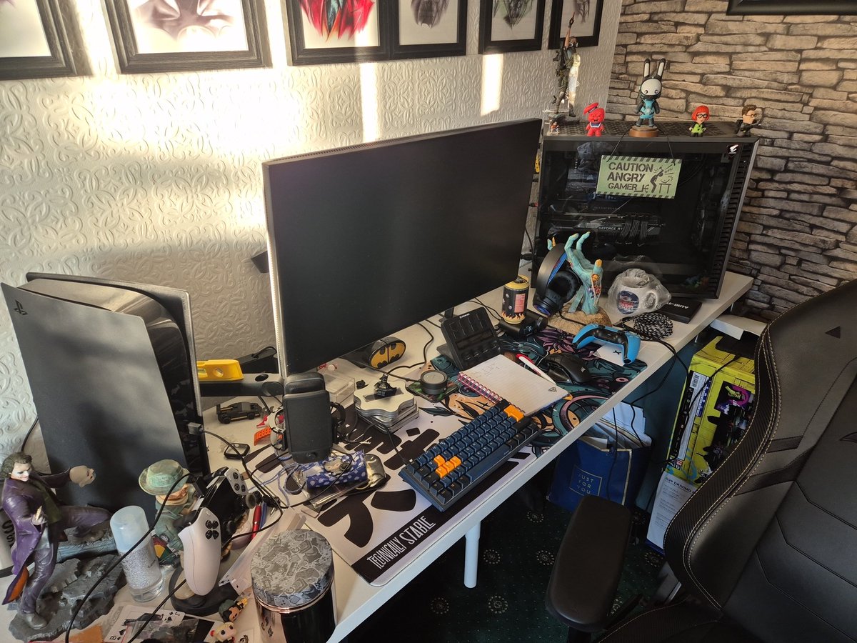 MarcListerPhoto's tweet photo. @107smithjohn @RavenSoftware Not really worried about state of desk tbh 🤣🤣 I know where everything think it's called organised chaos https://t.co/WiUSu3jKtD