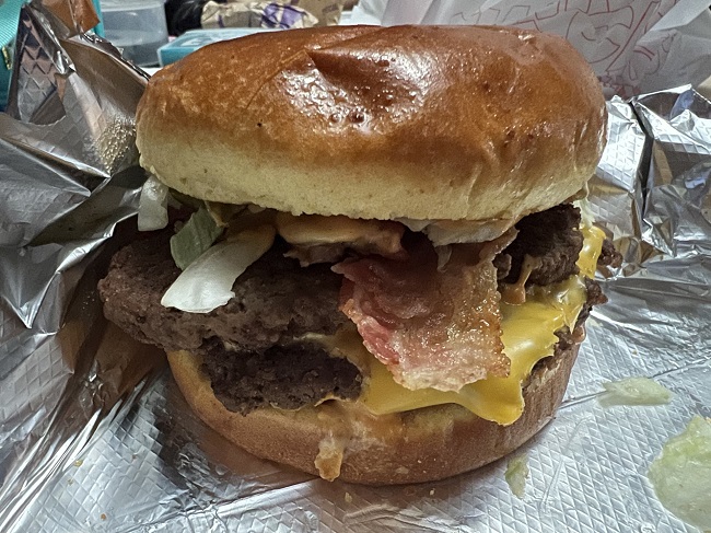 Quick, cheap, tasty burgers.   I stopped at Lee's Burgers and Malts in Portage looking for a quick meal after a K-Wings game.  

swmichigandining.com/2025/04/02/lee…