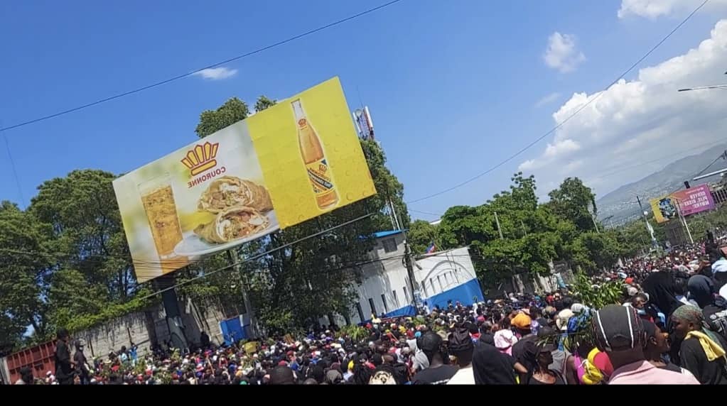 JacksonMyril's tweet photo. Le sens patriotique et le devoir citoyen nous interpellent à nous Allier avec le peuple meurtri pour la liberation des griffes du CPT et du government de Notre Haiti vendu resolument par cette bande de voyous! https://t.co/vTs6N4ZuLp