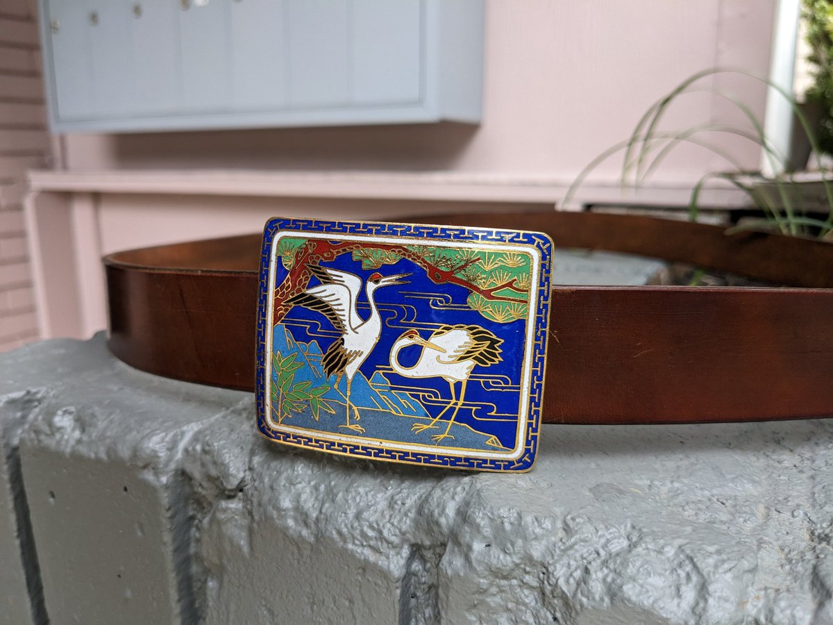 flyingmonk_lg's tweet image. This belt has met heads of state, thanks to its owner. Unlined cow, Chicago screws for buckle swaps, and one of the most beautiful & mysterious buckles I've used. Cloisonne (wire/enamel) of unknown origin.
Grateful to @CarlHPetersonIV for his support of my craft, to this day.
