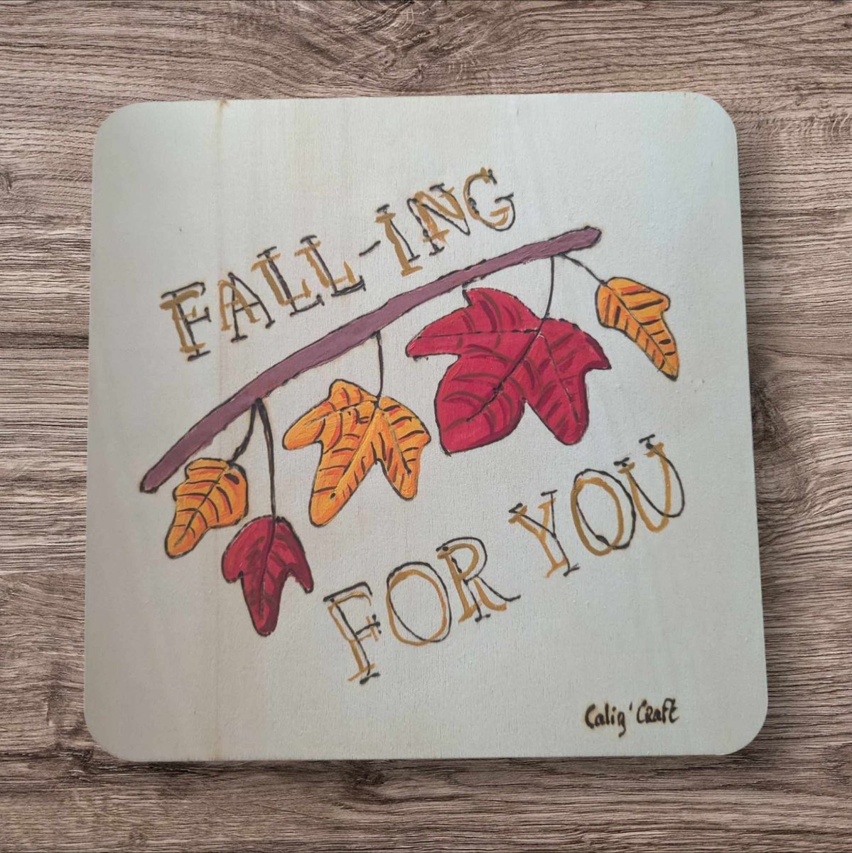 CaliUny's tweet image. Découvrez un magnifique thème automnal, finement pyrogravé et rehaussé de couleurs éclatantes grâce à la gouache. Une œuvre unique qui capture l&apos;essence de la saison et est disponible dès maintenant sur mon site internet. #ArtAutomnal #Pyrogravure