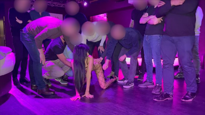 1 pic. Regardez toutes ces bites que j'ai vidé ? C'était juste un anniversaire de folie !! J'ai pris