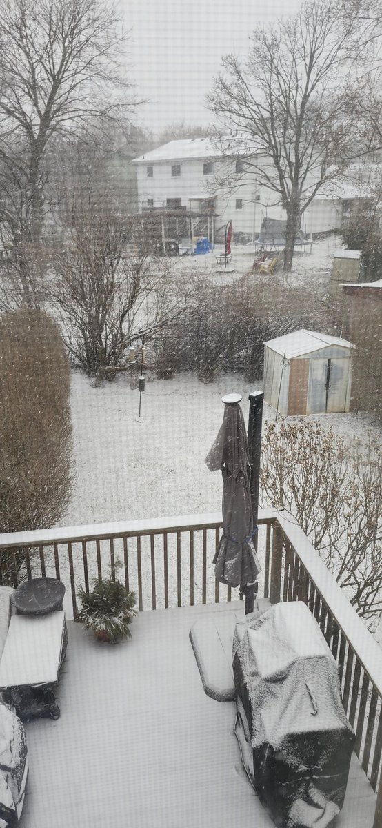 Darth_Pingu's tweet image. Current weather - it&apos;s snowing, none of that was on the ground an hour or so ago.

Tomorrow? Gonna be 18°C 🙄

#CanadianSpring