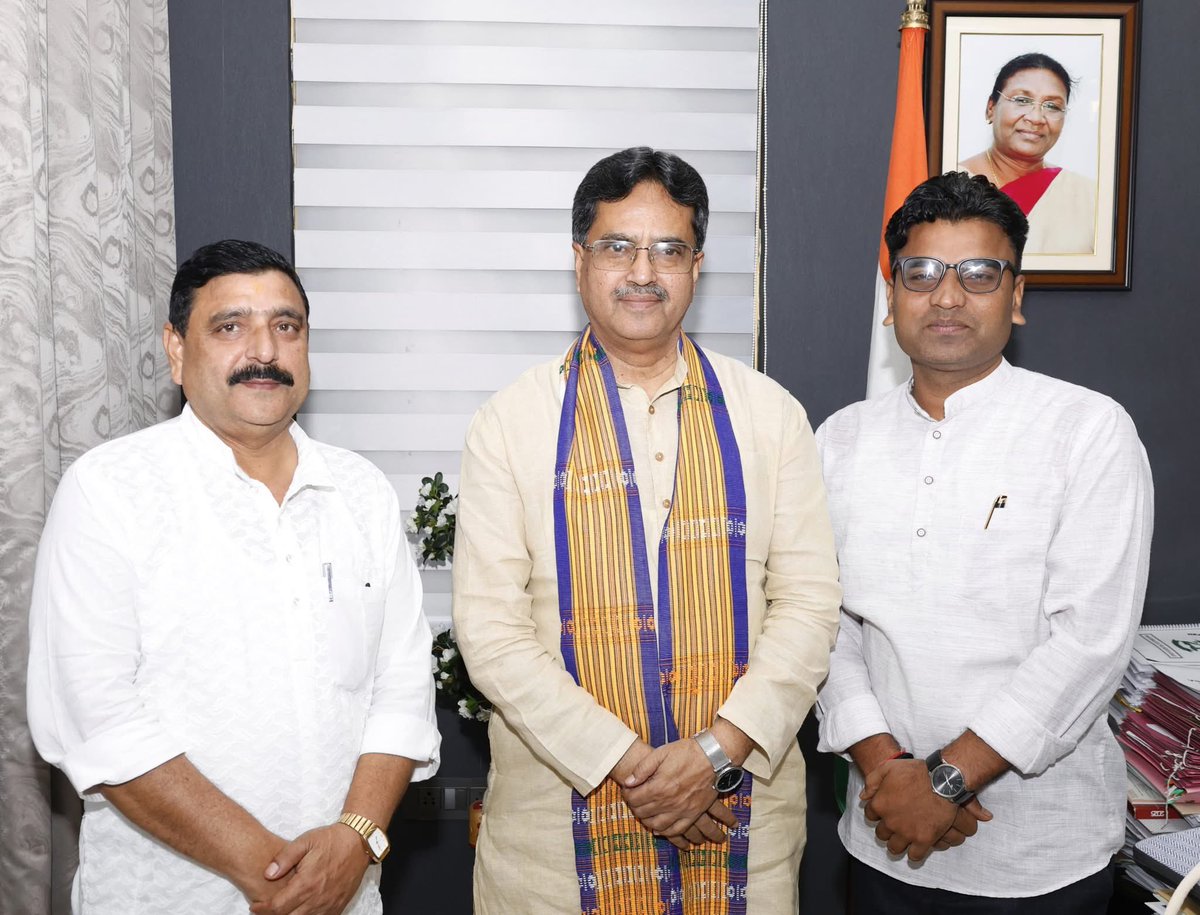 chandandnath's tweet photo. Delighted to share that we briefed Hon'ble CM @DrManikSaha2 Ji on the outstanding success of @BJP4Tripura for 120th #MannKiBaat by Hon'ble PM @narendramodi Ji!
Sir praised our efforts in achieving a remarkable 90% booth coverage. A proud moment for our #TeamIT
@blsanthosh https://t.co/LbM53N7AGj