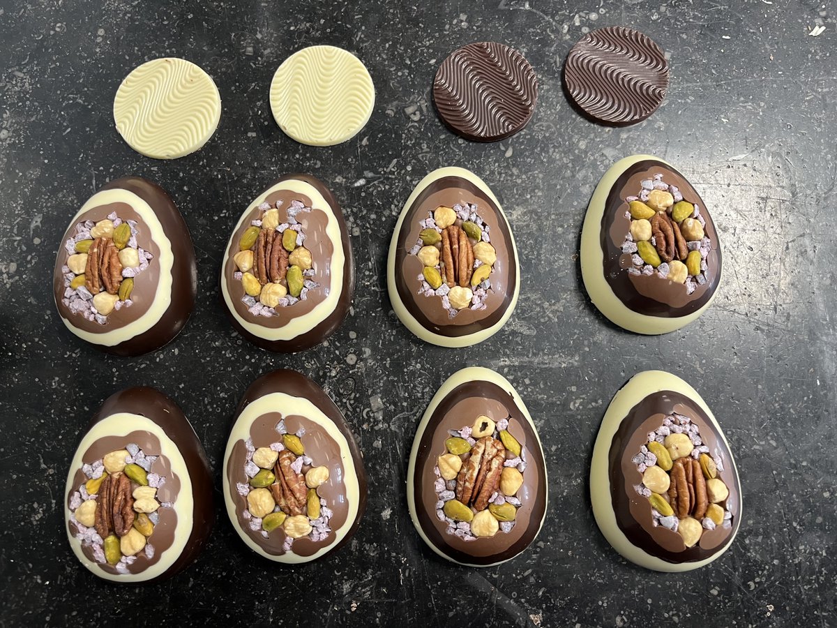 10Atwiet's tweet photo. Vandaag gemaakt in het #chocoladeatelier van de #Paasklokken: gevulde kleine eitjes, gewone holgoedeieren, maar ook deze:

#Wit 
#Melk
#Puur 
#Noten 
#Praliné 
#Gianduja
#Cuberdon
#Chocolade 
#WeesWijsVolgVolwassenenonderwijs https://t.co/NPfntkRgYS