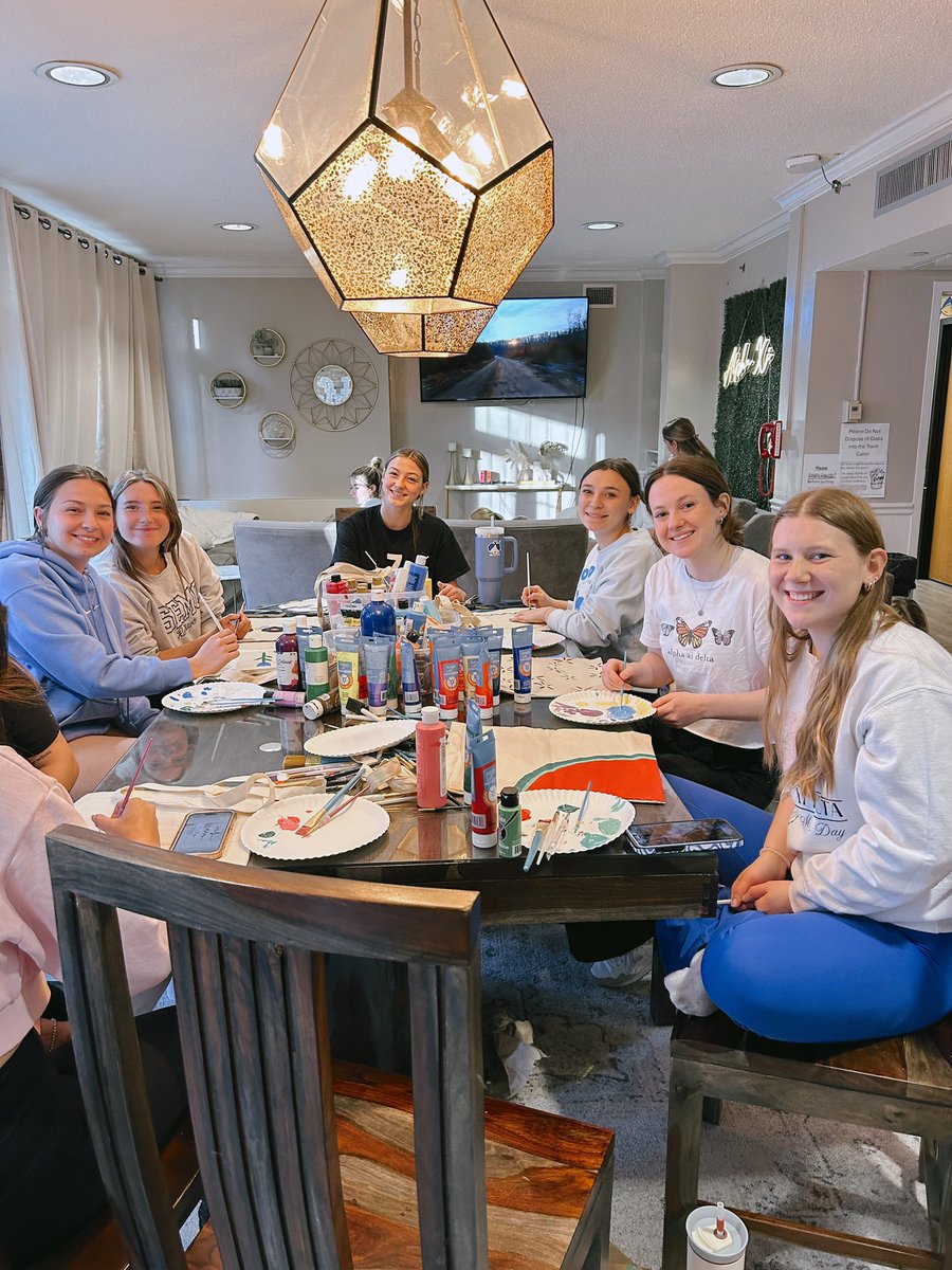 TOTE BAG PAINTING🎨🤍💗
We had an amazing sisterhood event!
