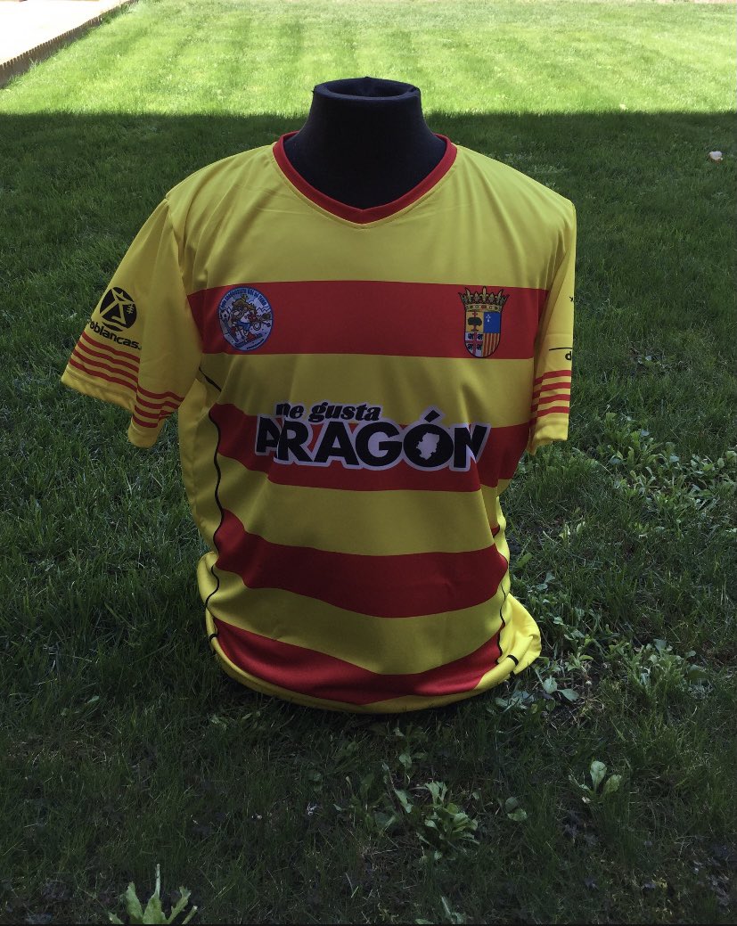 No nos digáis que el reverso del modelo “MeGustaAragón” de <a href="/CamisetAragon/">CamisetaCoronaAragón</a> no es bonito y si encima te la personalizas ya lo petas, es para ir andando por las calles creando tendencia 💛❤️💛❤️🥰

#camisetamegustaaragón
#mareacuatribarradacomomolas