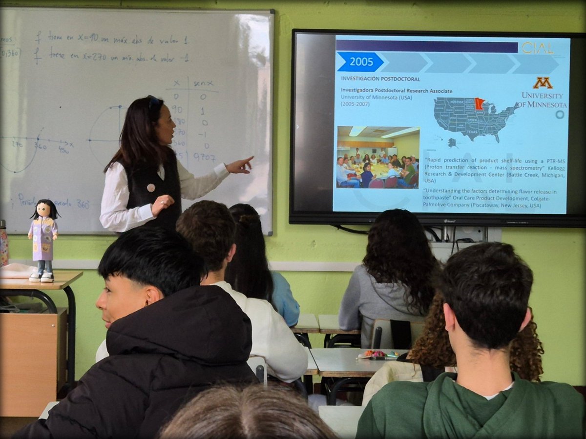 Estupenda charla "Mi carrera científica en el  CSIC" de la genial investigadora del <a href="/CIAL_CSIC_UAM/">CIAL</a>, Míriam del Pozo. 
Conocer el camino que una científica ha seguido es un lujo que los alumnos del proyecto <a href="/eTwinning_es/">eTwinning España</a> del <a href="/IESCervantes1/">IES Cervantes</a> han podido disfrutar. GRACIAS!
<a href="/fyq_abel/">Abel</a>