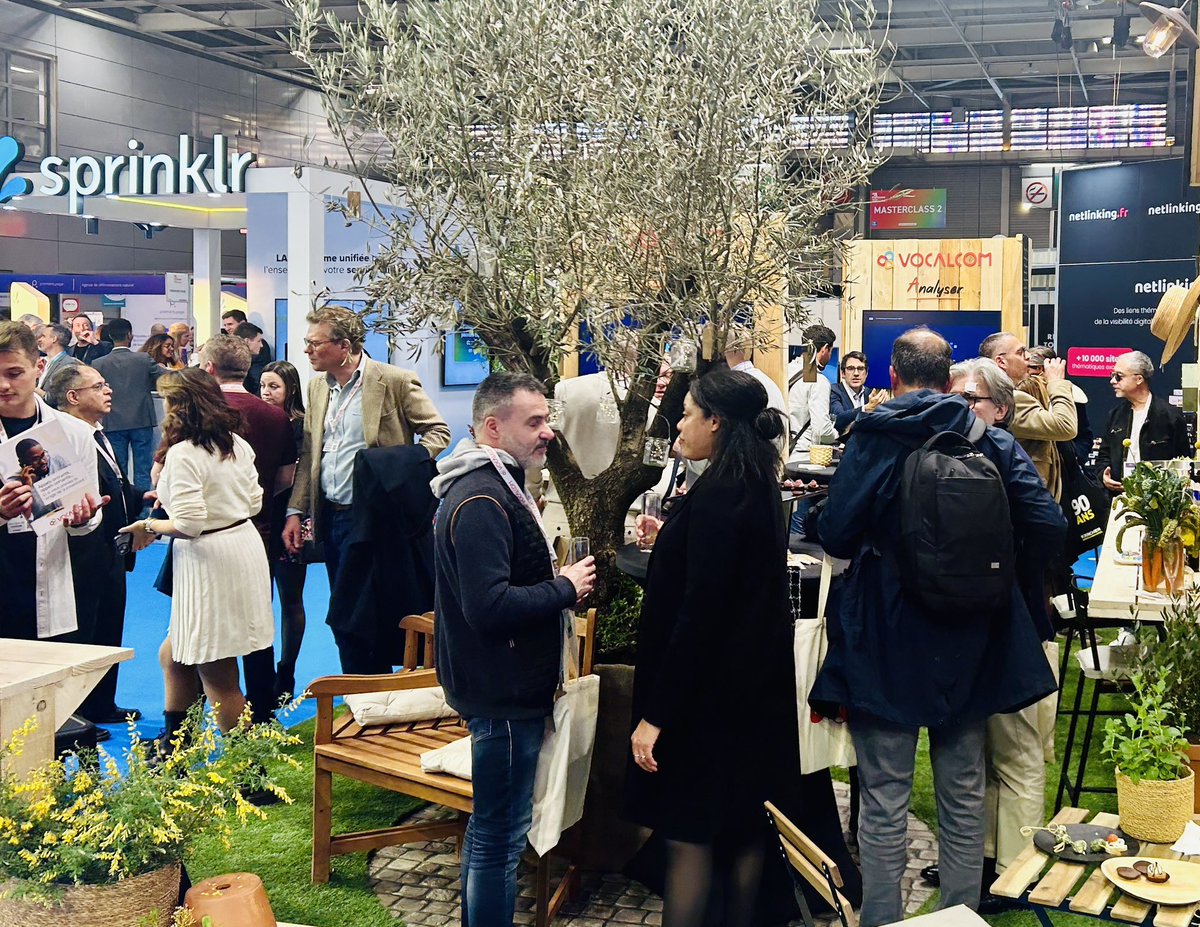 🥂 En direct de la nocturne #All4CustomerParis !
Les stands se sont transformés en bars éphémères, les échanges continuent dans une ambiance festive.

🏷️ Demain, dernière chance, votre badge par ici : lnkd.in/eFH3Hki6

#MarketingDigital #RelationClient #SalonBtoB