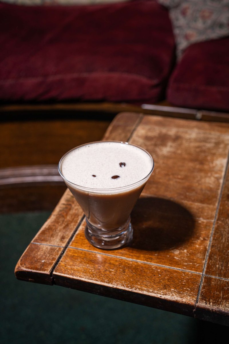 StonehurstManor's tweet image. Low lighting. Leather chairs. A perfectly made espresso martini. The Library Lounge at Stonehurst Manor is giving major vintage vibes—no trends, just timeless. 📍North Conway, NH #StonehurstManor #LibraryLounge #ClassicCocktails
