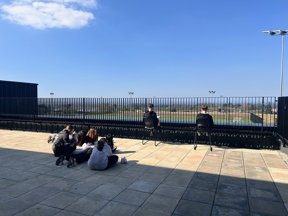 Always nice to put the art balcony to good use.. 1.2 enjoying the sun today and doing some outdoor drawing. Let’s hope it’s stays for the holidays.. 2 days to go! <a href="/RosehillHS/">Rosehill: a place to learn, grow, and thrive</a> ☀️☀️☀️