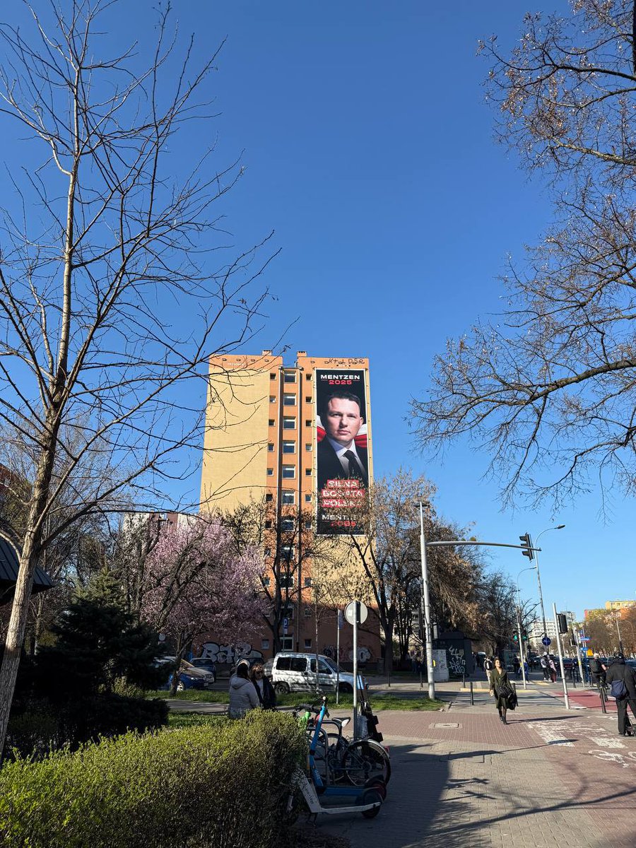 🔵 <a href="/SlawomirMentzen/">Sławomir Mentzen</a> rośnie i to nie tylko w sondażach! Akcja prezydent wielkiego formatu w Warszawie, dzięki waszemu wsparciu, została ukończona sukcesem. Już od dziś 100 m2 POTĘŻNEGO kandydata poprawi wam humor na ul. Grójeckiej 😎

#Mentzen2025 #MentzenDrugaTura